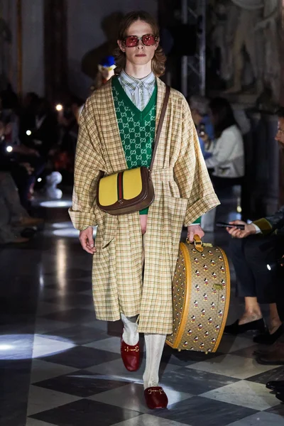 Look 16